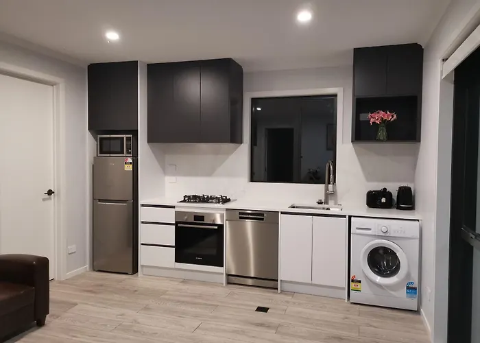 Rabbits Home- Riverside, Separate Courtyard, New 1-Bedroom