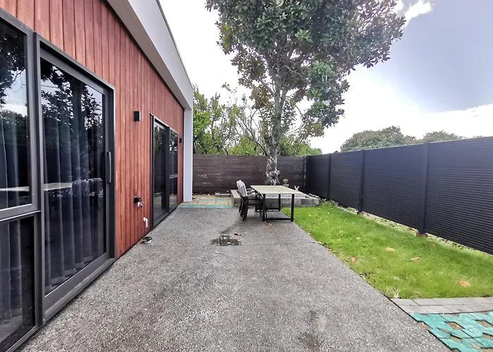 Rabbits Home- Riverside, Separate Courtyard, New 1-Bedroom